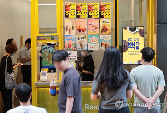 서울 시내의 한 빽다방 매장.<연합뉴스>